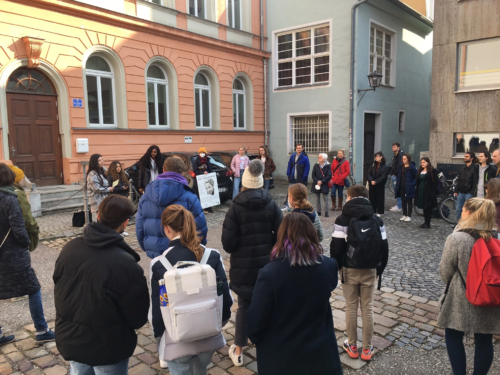 Die Postkolonialen Stadtrundgänge ziehen ein großes und vielfältiges Publikum an. 